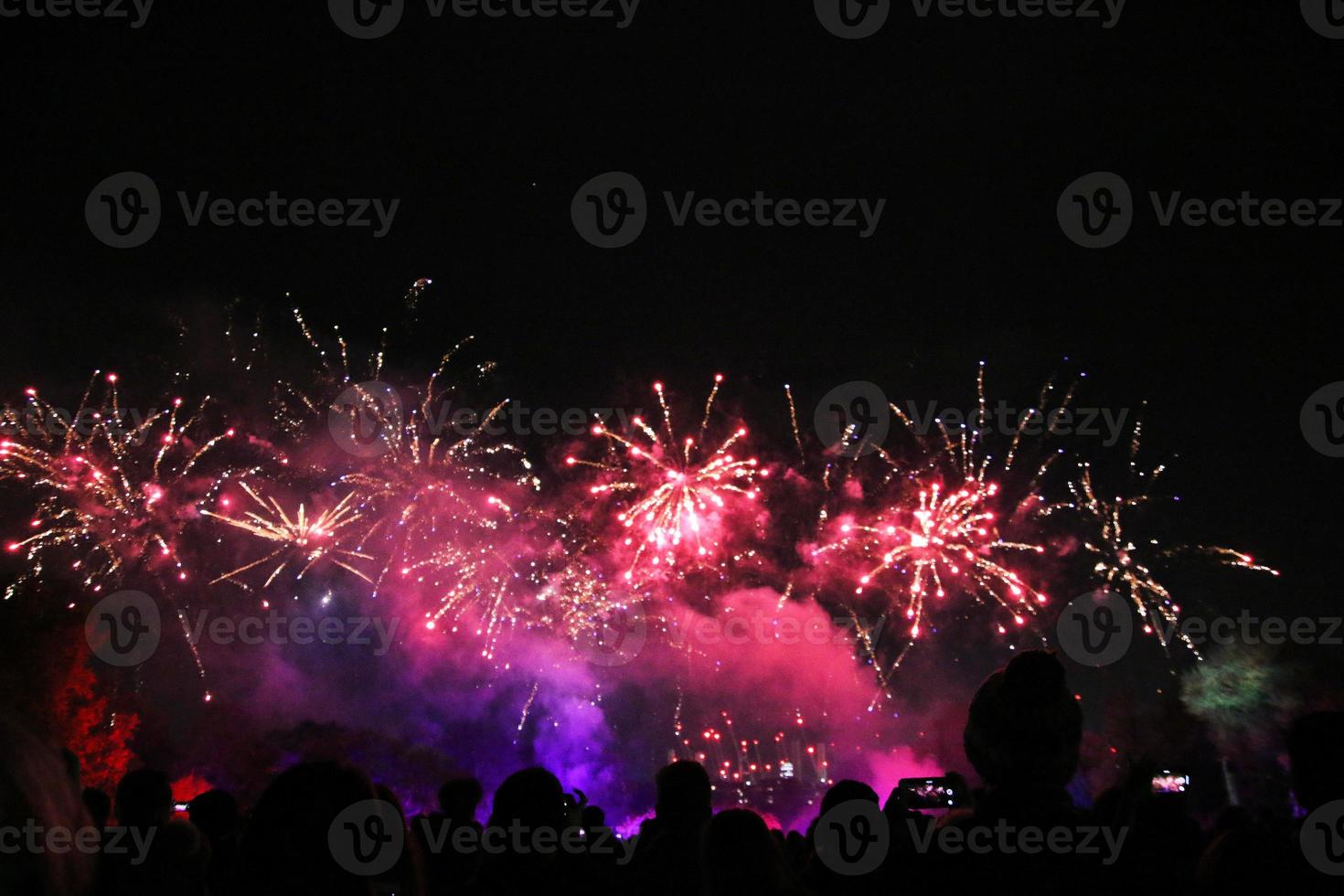 uma visão de uma exibição de fogos de artifício foto