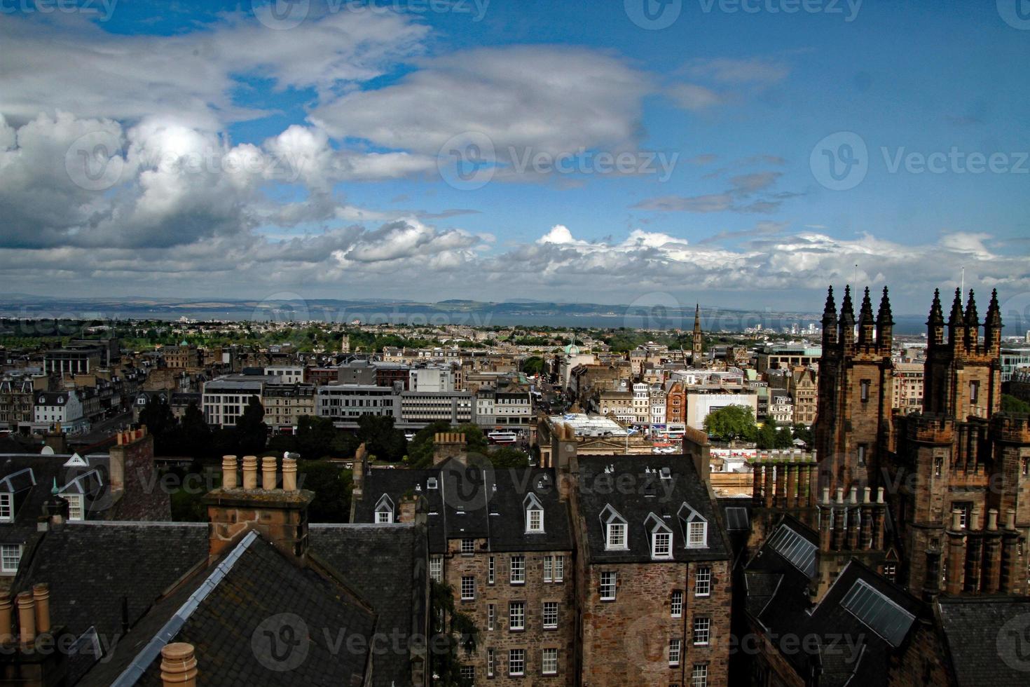 uma vista de edimburgo na escócia foto