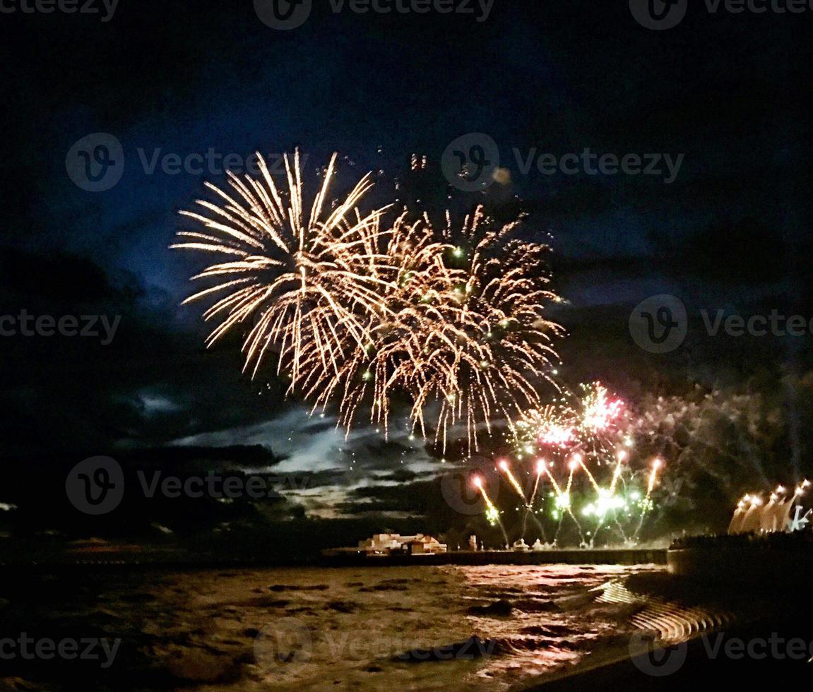 uma visão de uma exibição de fogos de artifício foto