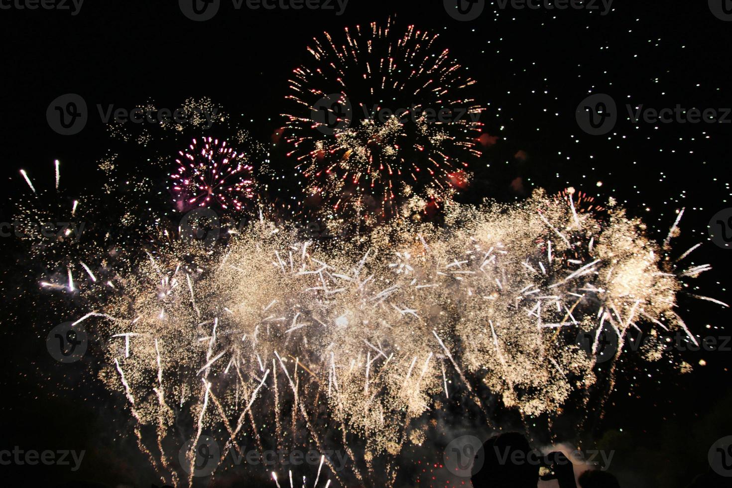 uma visão de uma exibição de fogos de artifício foto