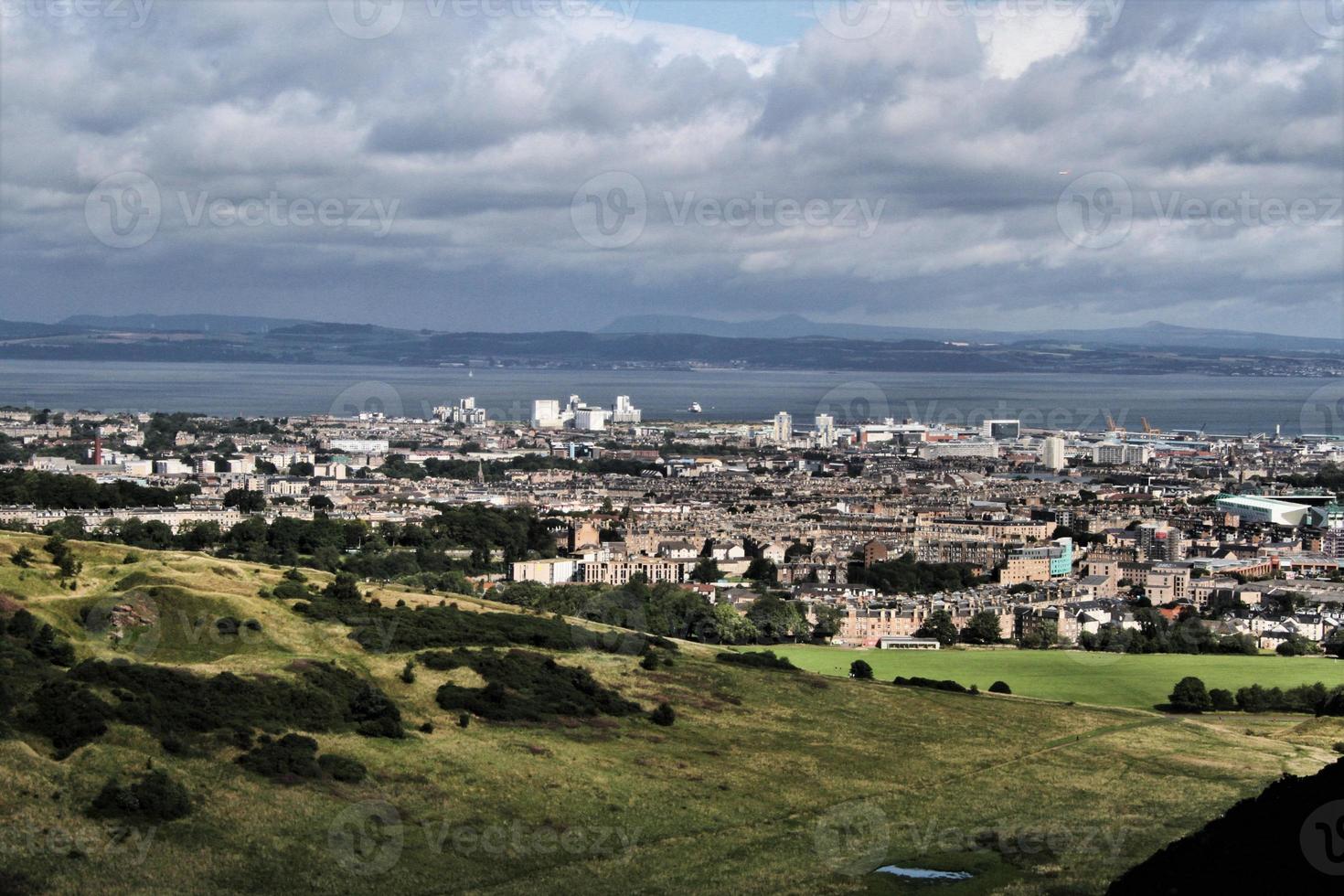 uma vista de edimburgo na escócia foto