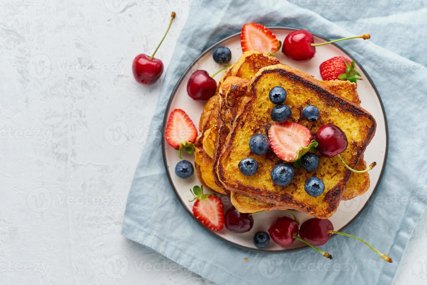 torradas francesas com frutas, café da manhã brioche, espaço de cópia de vista superior de fundo branco foto