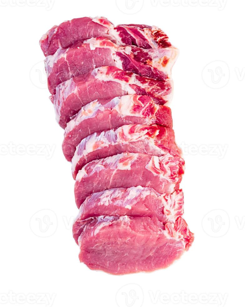lombo de fatias de carne de porco isolado no fundo branco, vista de cima, vertical foto