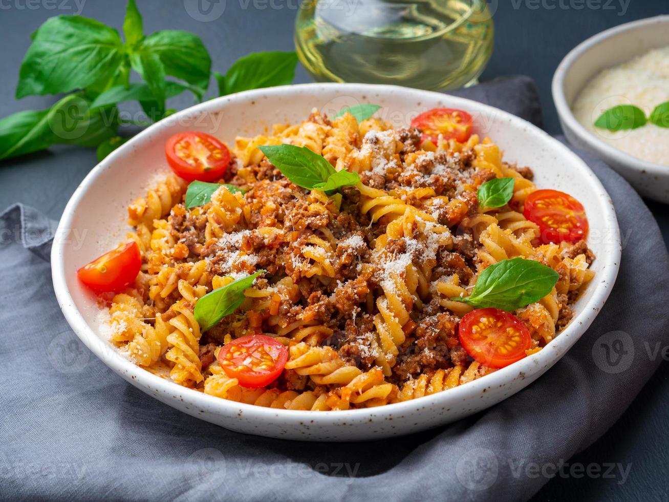 macarrão à bolonhesa. fusilli com molho de tomate, carne moída foto