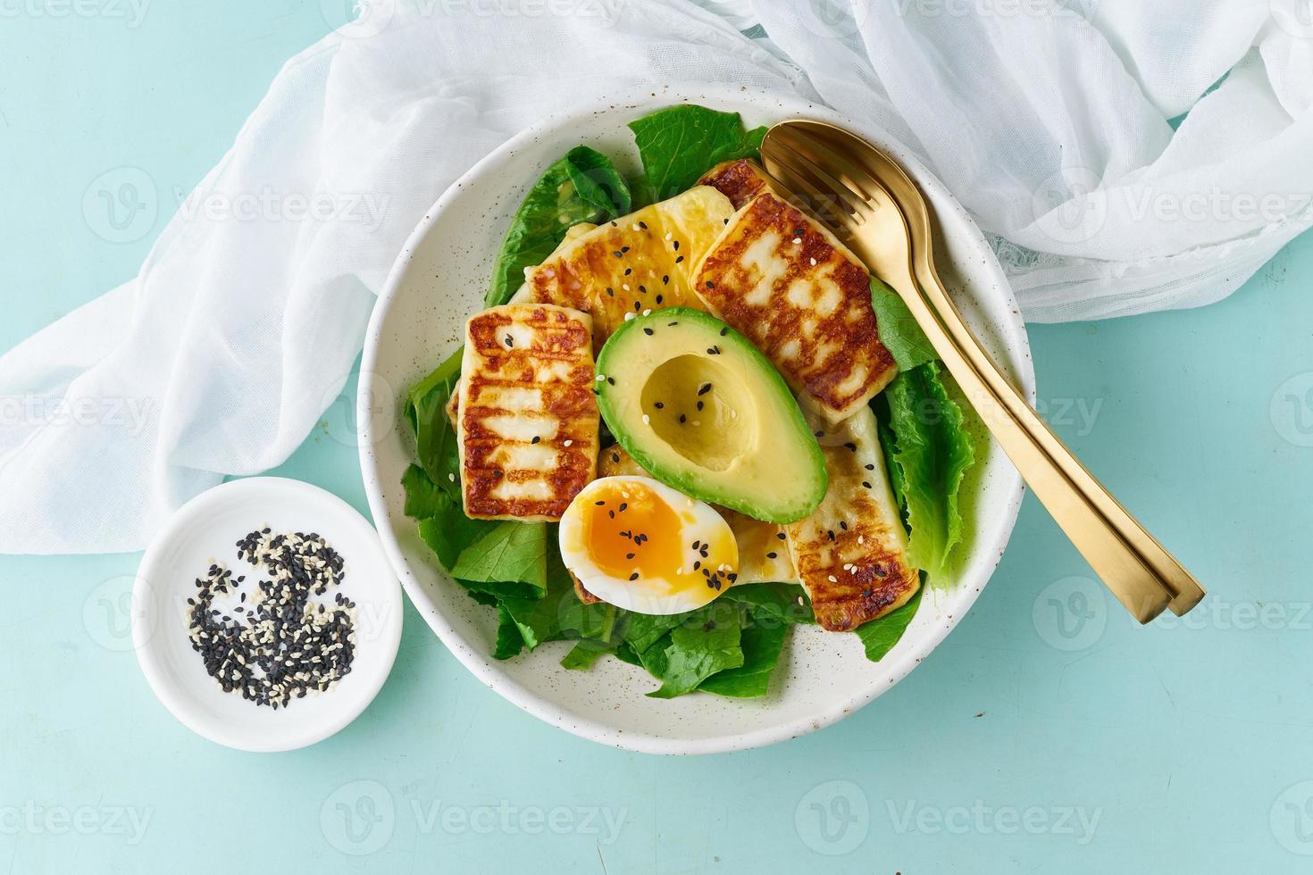 dieta cetogênica ovos cozidos macios com abacate e alface na vista superior de fundo pastel foto