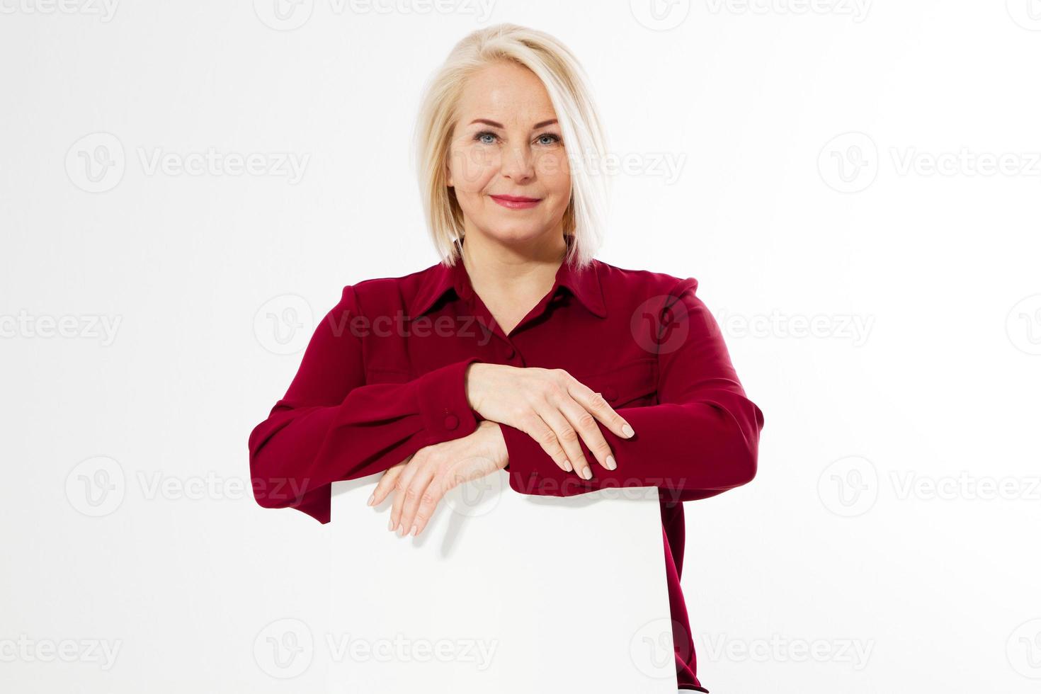 mulher de meia idade senta-se em uma cadeira e inclinou os braços nas costas de uma cadeira, retrato feminino de meia idade close-up foto