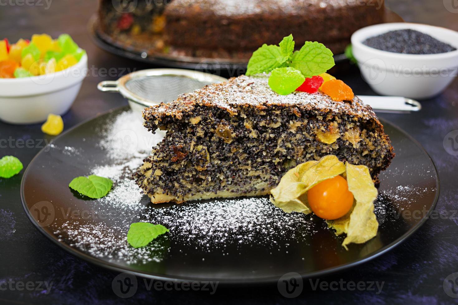 torta de papoula com passas e frutas cristalizadas foto