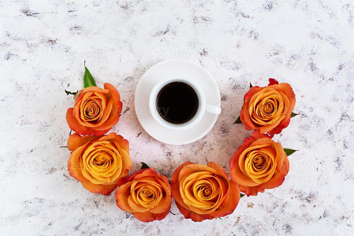 xícara de café e rosa em um fundo branco. vista do topo foto