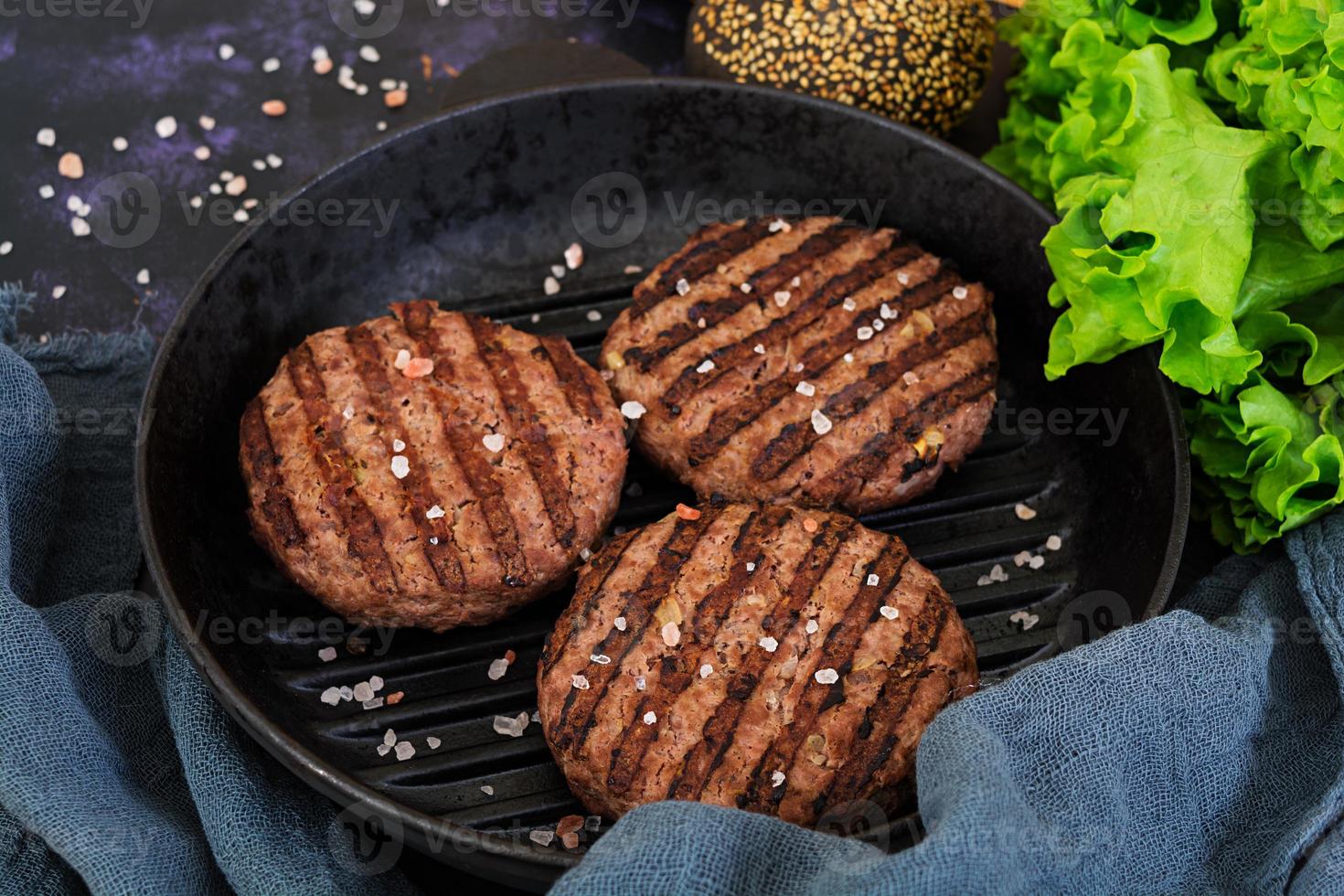 ingredientes para hambúrguer. carne bovina assada na brasa foto