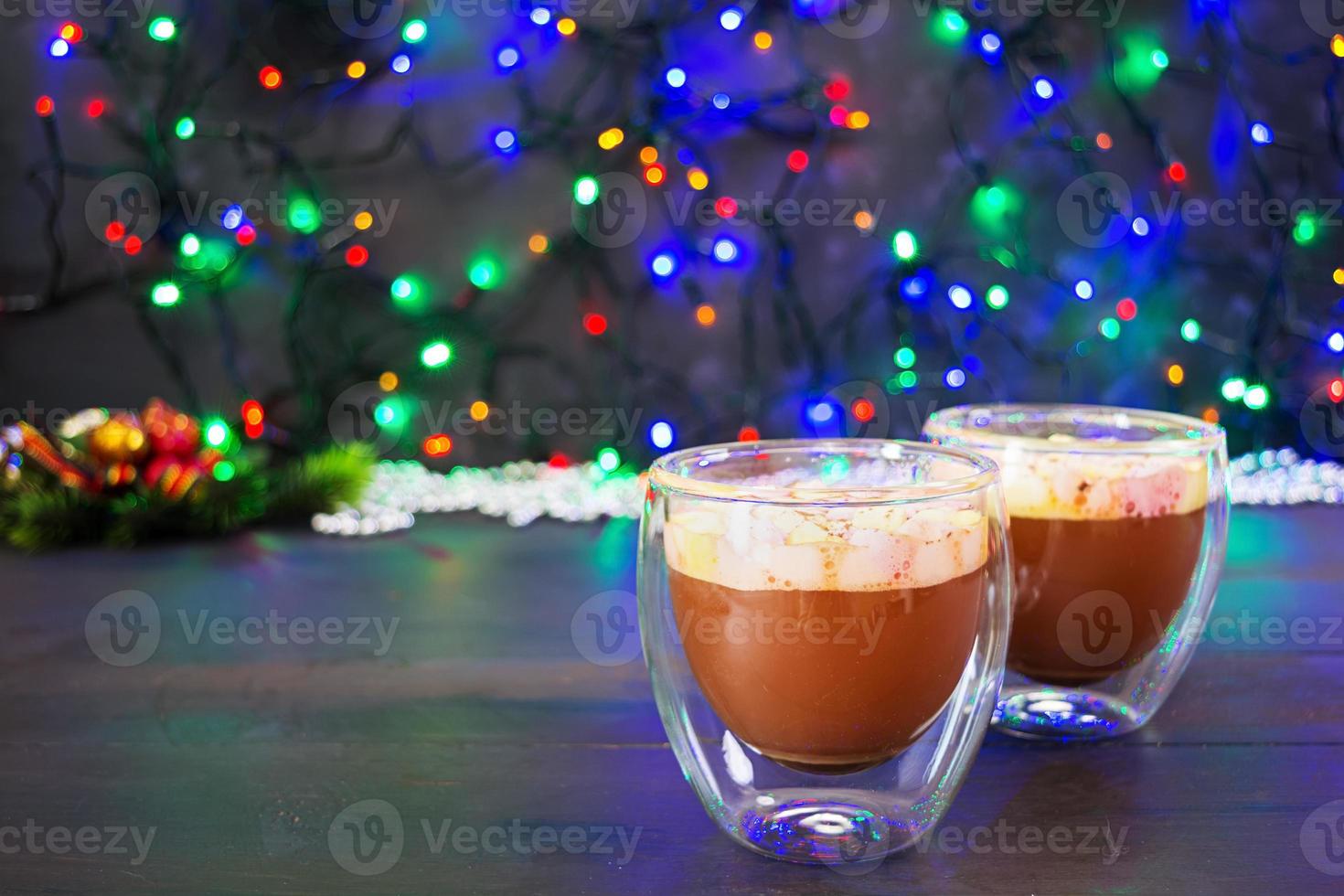 xícara de chocolate quente com marshmallows em fundo de natal foto