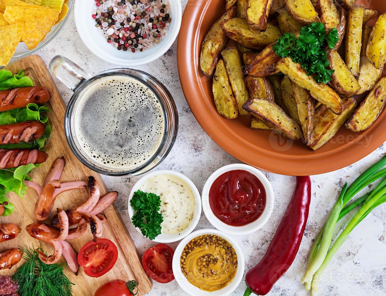 fatias de batata assada com salsichas e especiarias. vista do topo foto