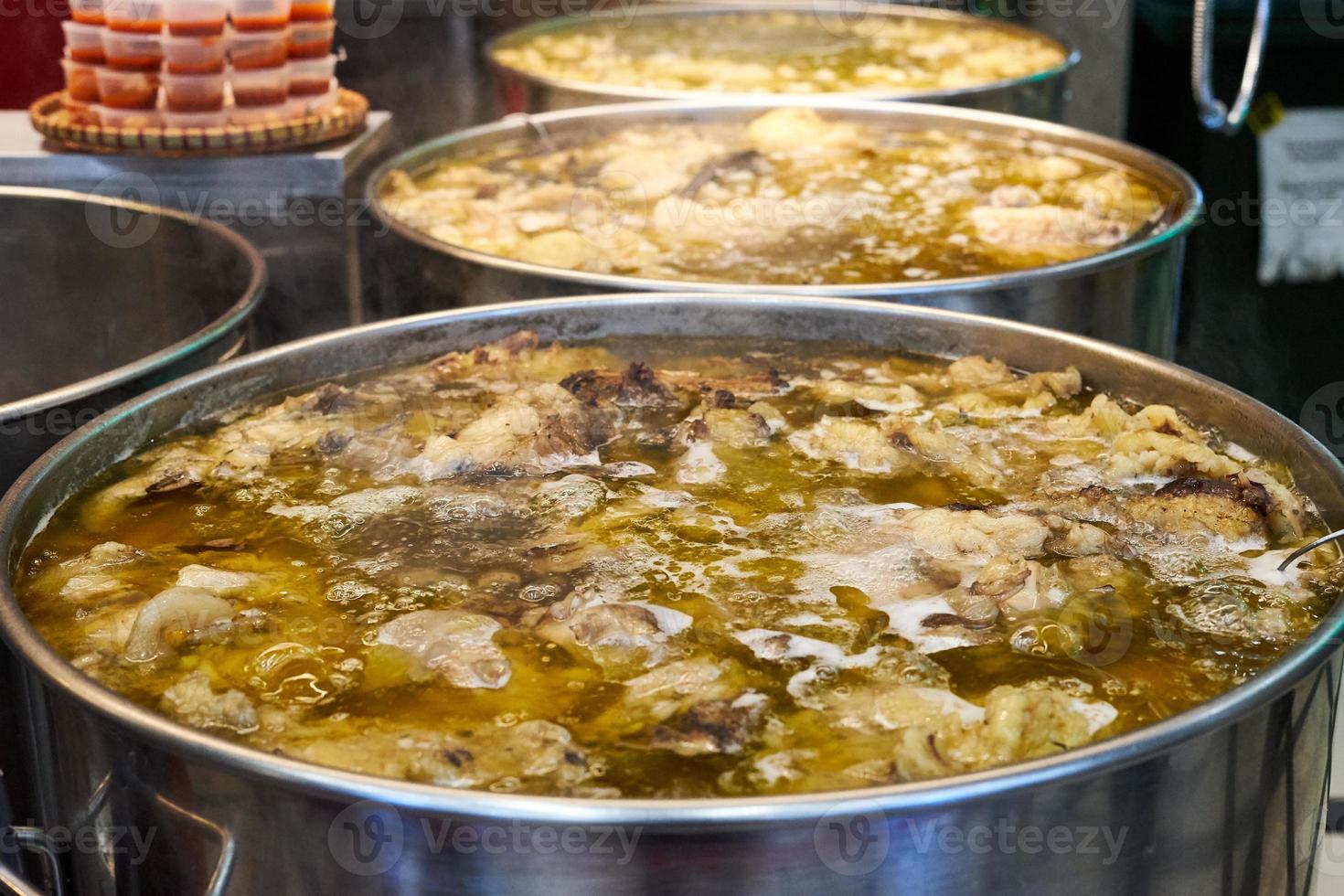 sopa vietnamita tradicional em comida de rua grande panela de ferro, dieta cetogênica, vista lateral closeup foto