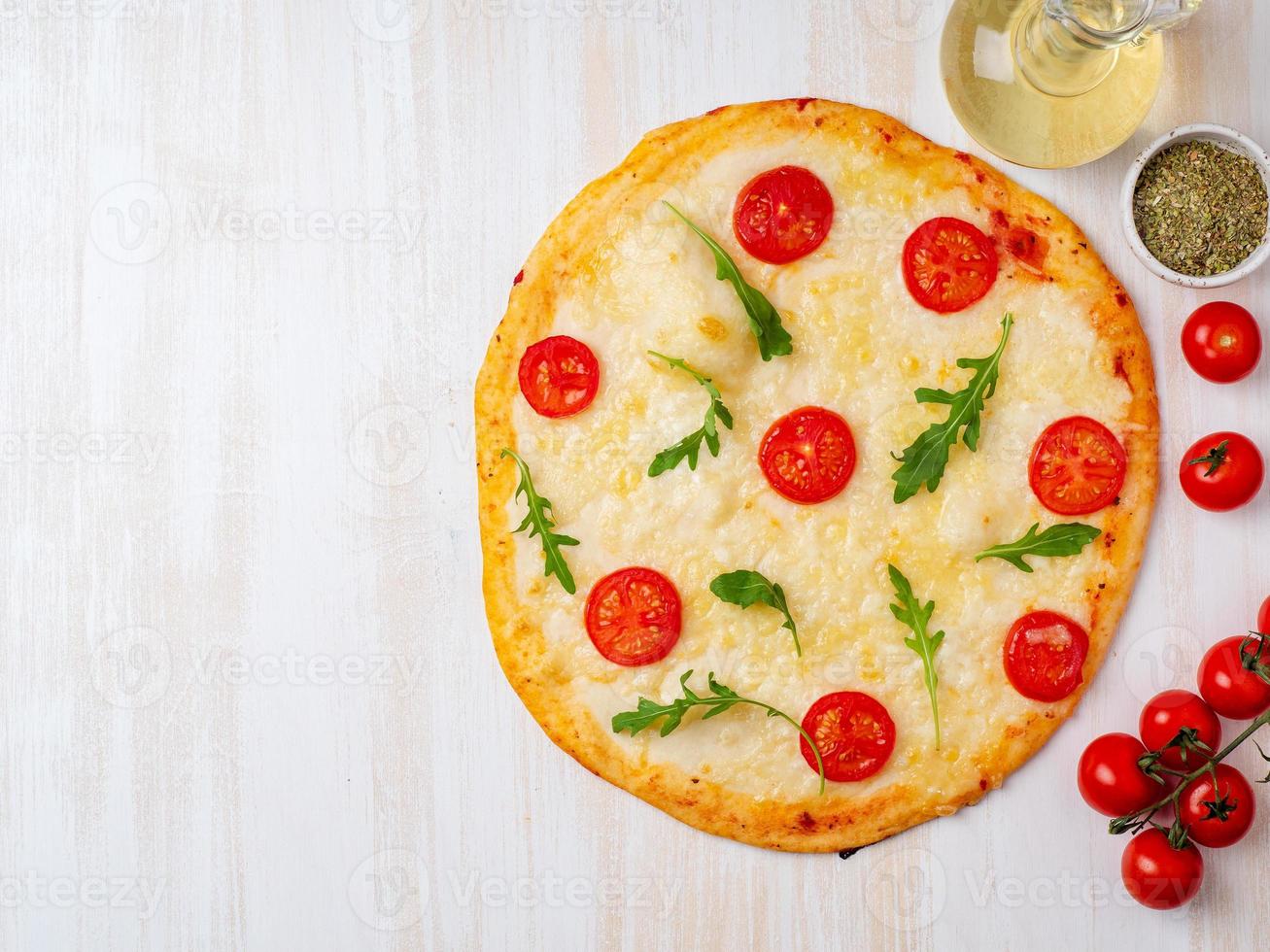 pizza italiana caseira quente margherita com mussarela e tomate foto