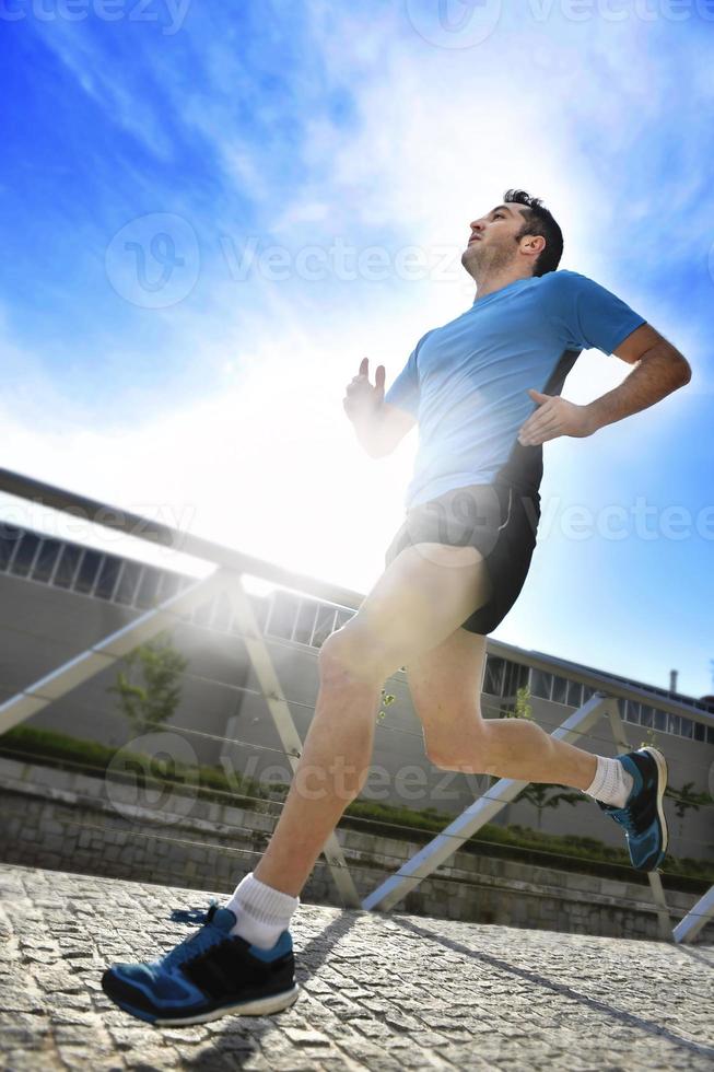 homem correndo no treinamento do esporte fitness e conceito de estilo de vida saudável foto