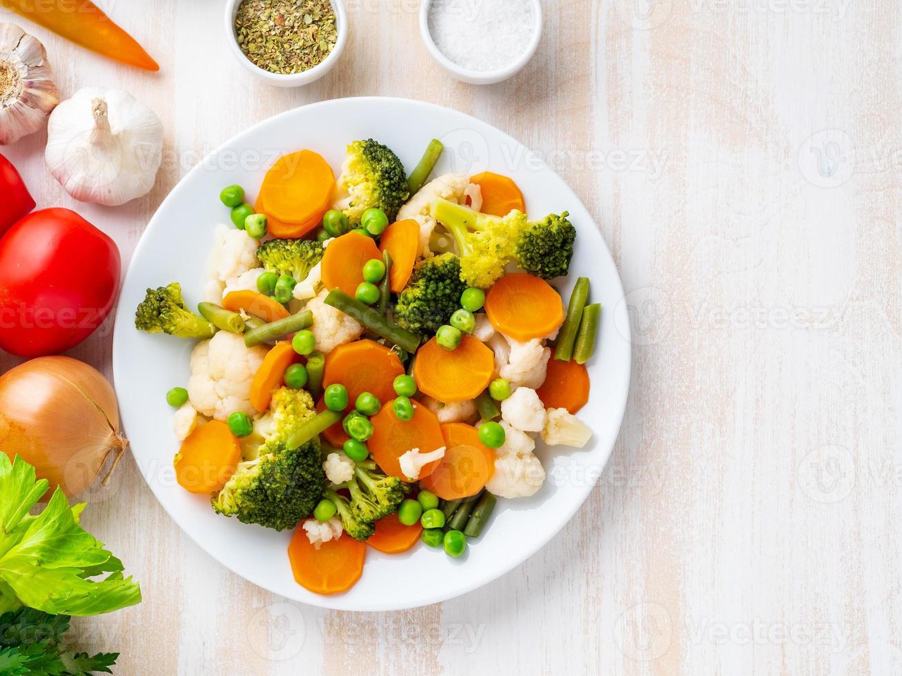 mistura de legumes cozidos, legumes a vapor para dieta de baixa caloria foto