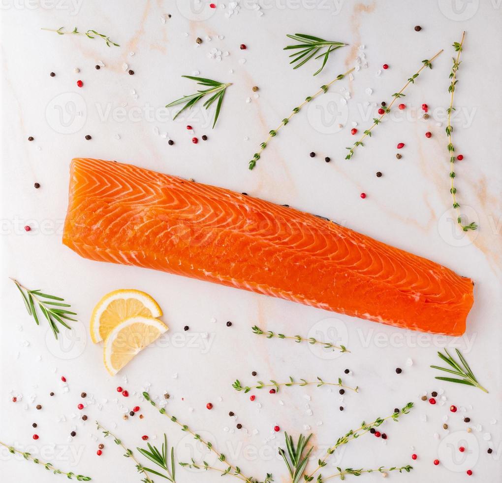 fundo alimentar, bifes de salmão e temperos foto