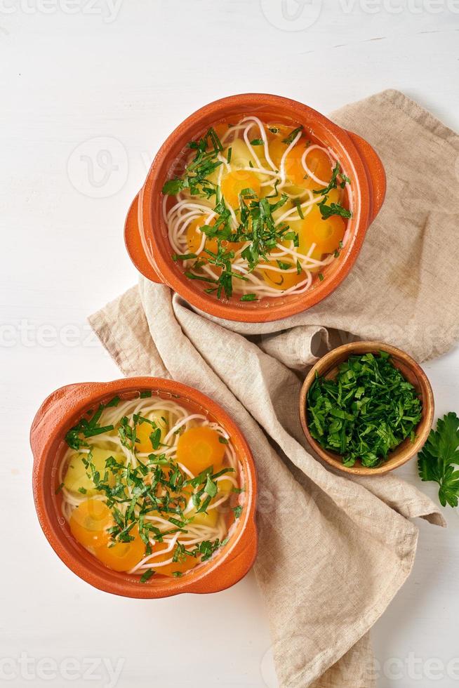 sopa de galinha saudável com legumes e macarrão de arroz, dieta fodmap dash, vista superior foto