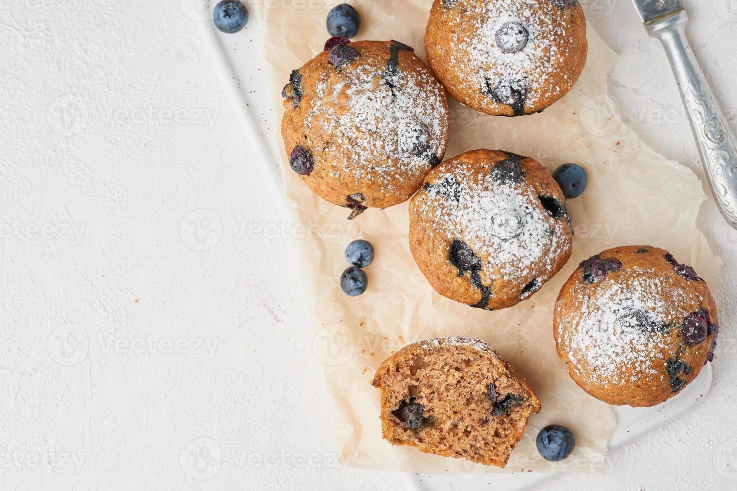 muffin de mirtilo, vista superior, copie o espaço. cupcakes com frutas na mesa de concreto branco foto