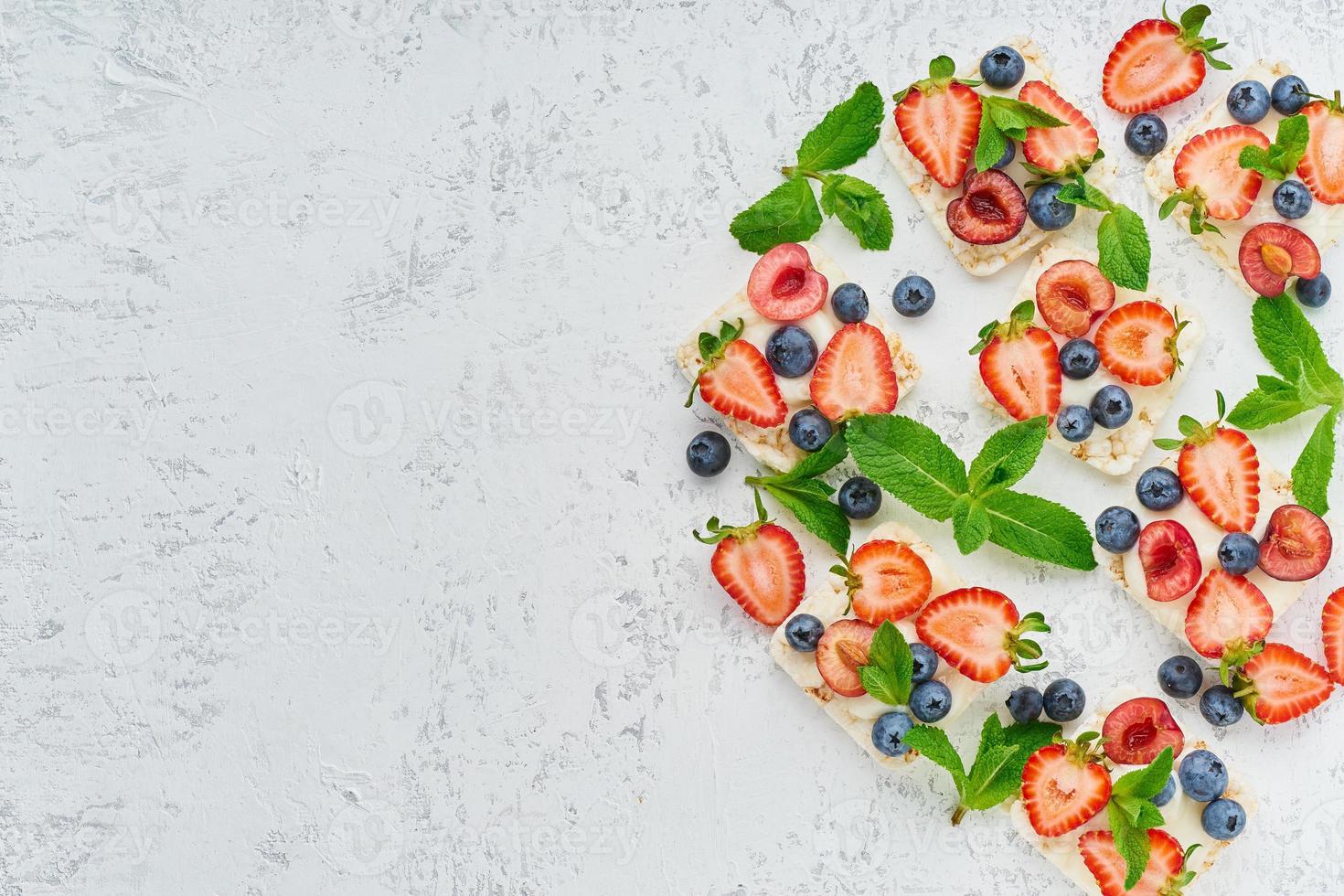 subir o quadro de pão estaladiço com conceito colorido de frutas e bagas em fundo pastel foto