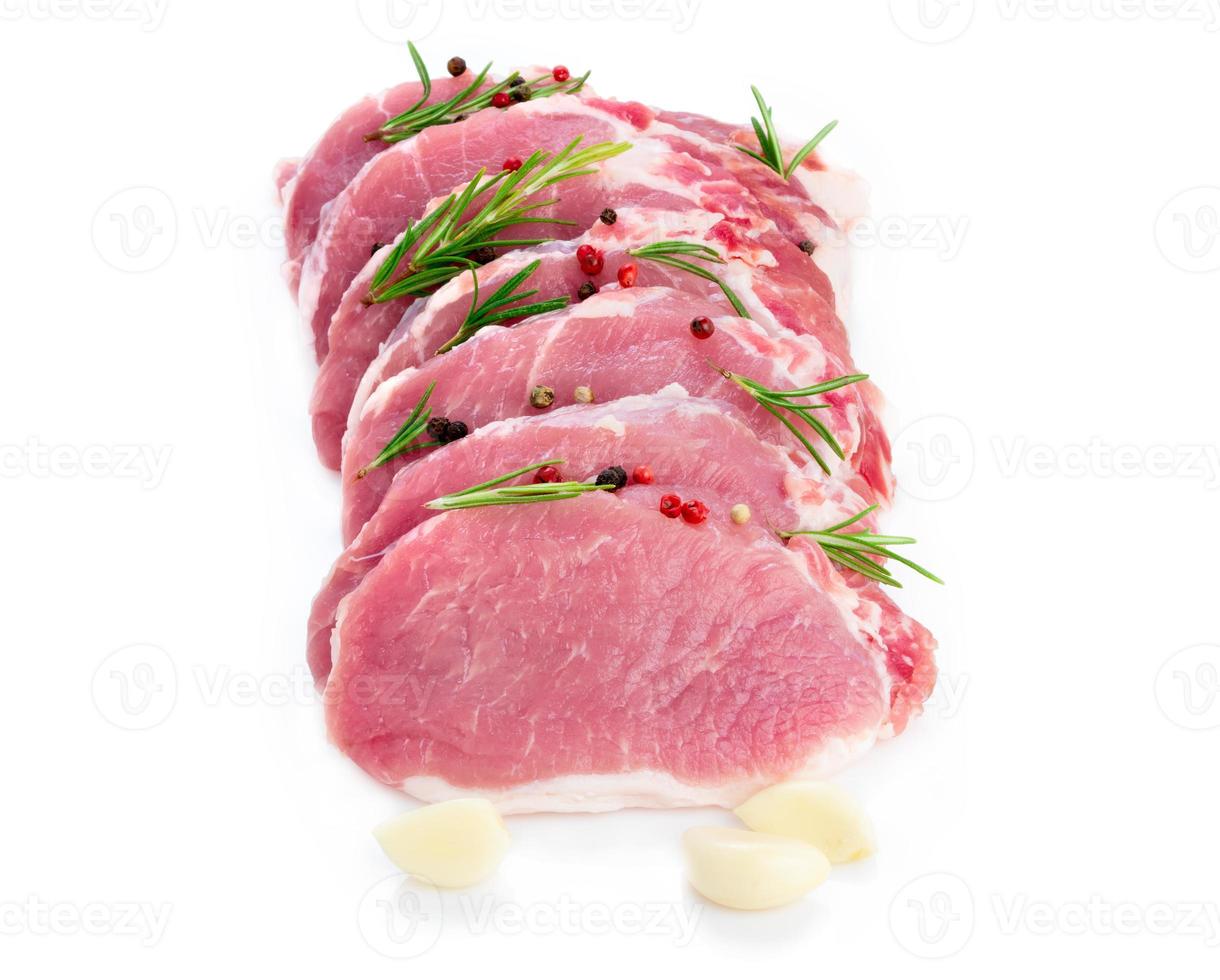 bife de porco, filé de carbonato cru isolado no fundo branco, carne com alecrim, foto