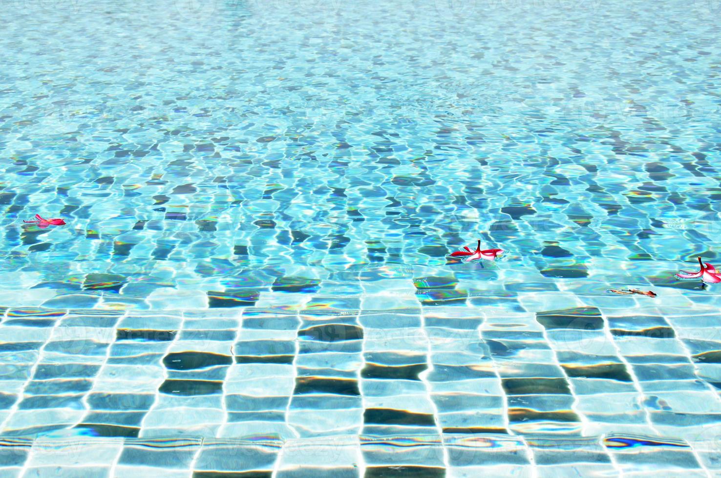 água na piscina azul foto