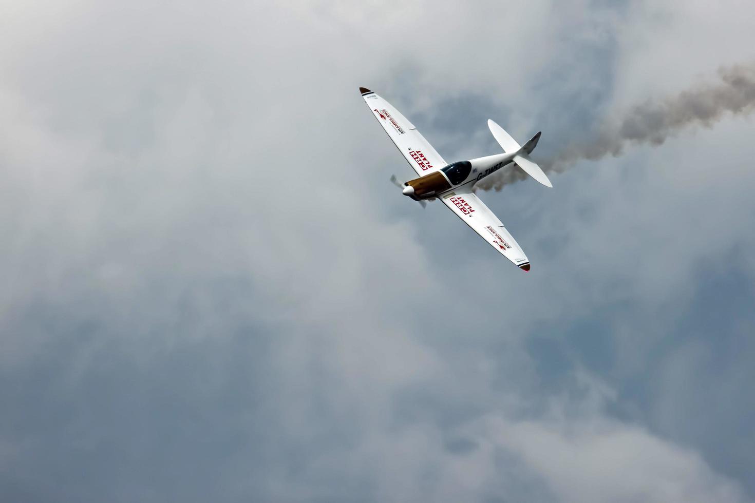 biggin hill, kent, reino unido, 2009. exibição aérea sa180 twister foto