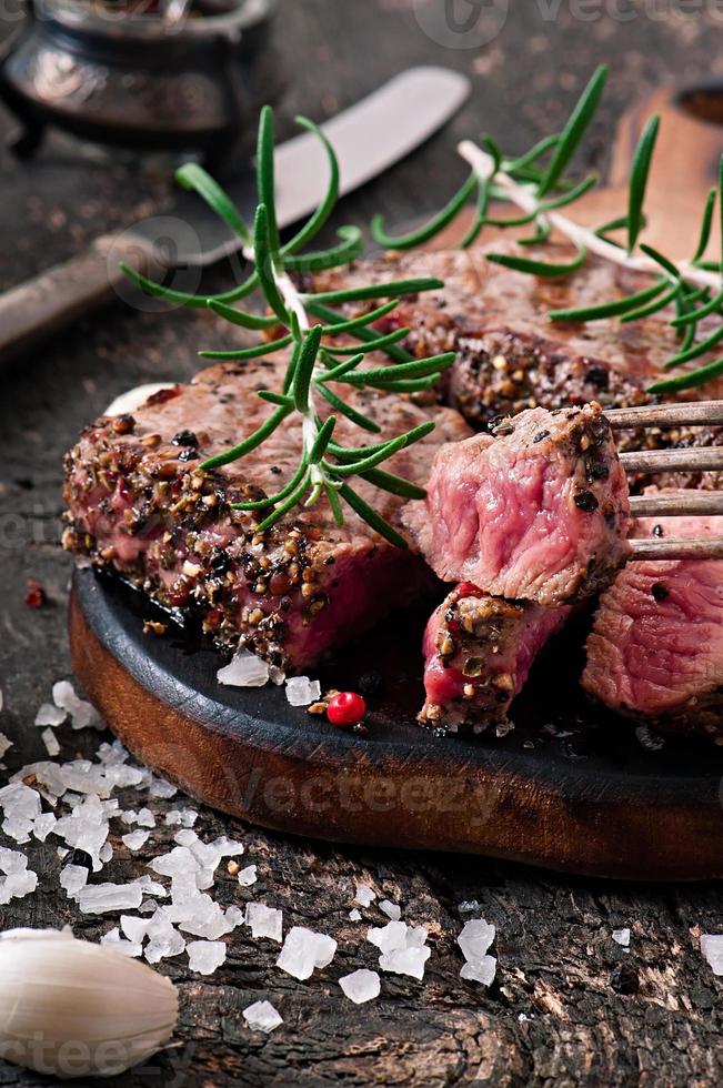 bife suculento carne meio rara com especiarias foto