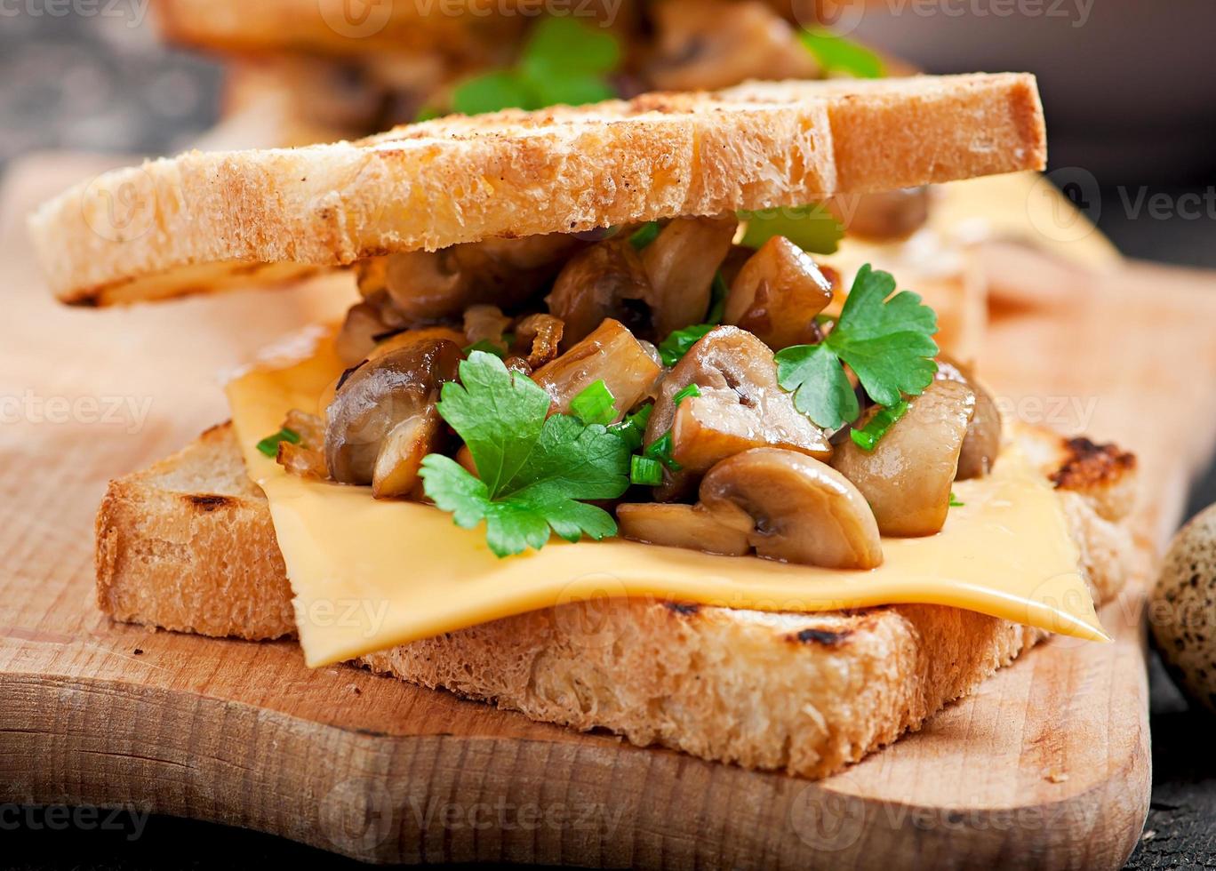 sanduíche de torrada com cogumelos, queijo e salsa, foco seletivo foto