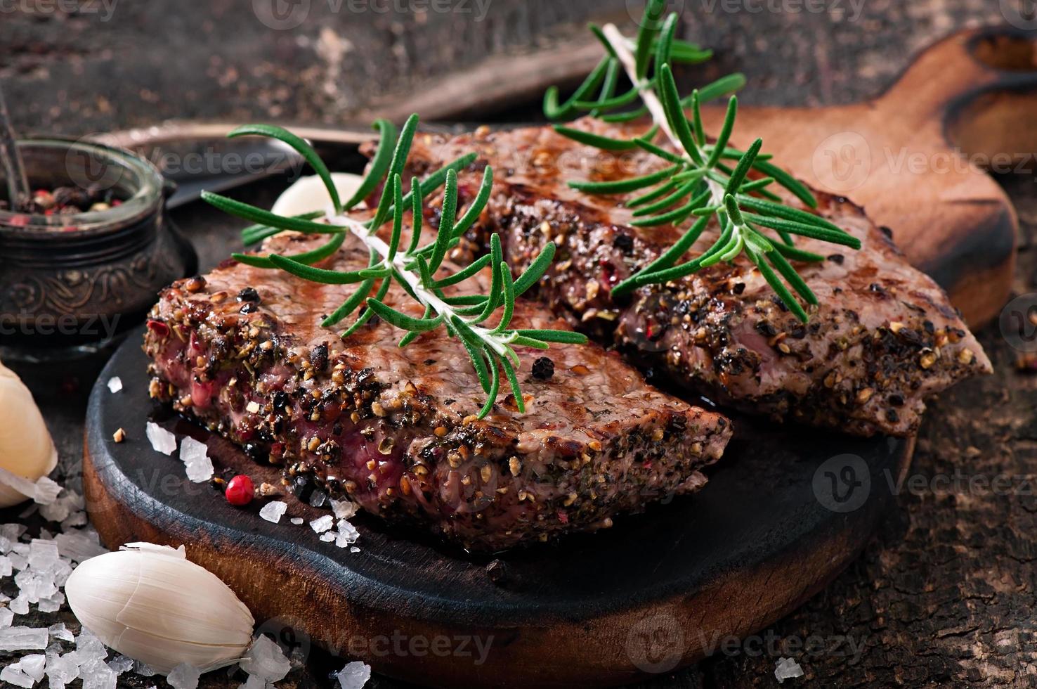 bife suculento carne meio rara com especiarias foto