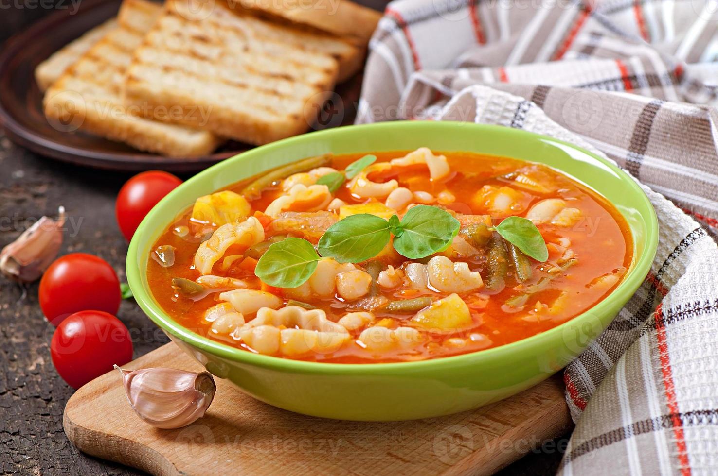 minestrone, sopa de legumes italiana com macarrão foto