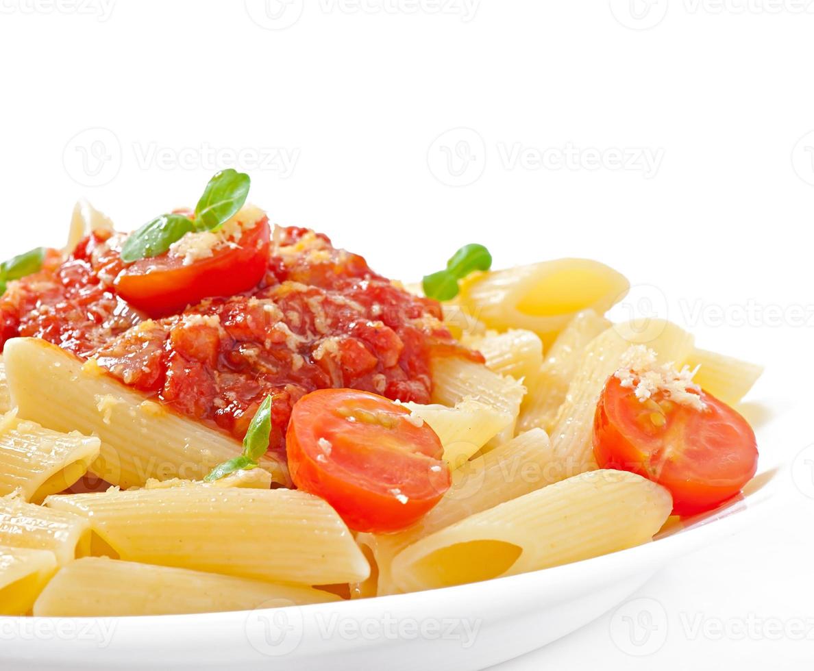 macarrão penne com molho bolonhesa, queijo parmesão e manjericão foto