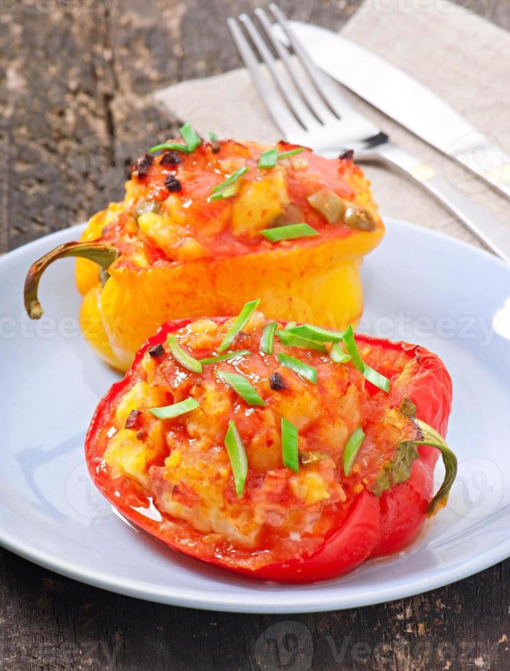 pimentos recheados com batatas e chouriço foto