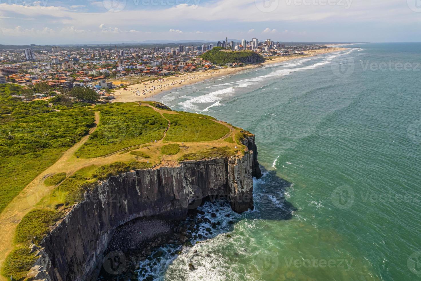 vista aérea de torres, rio grande do sul, brasil. cidade litorânea no sul do brasil. foto