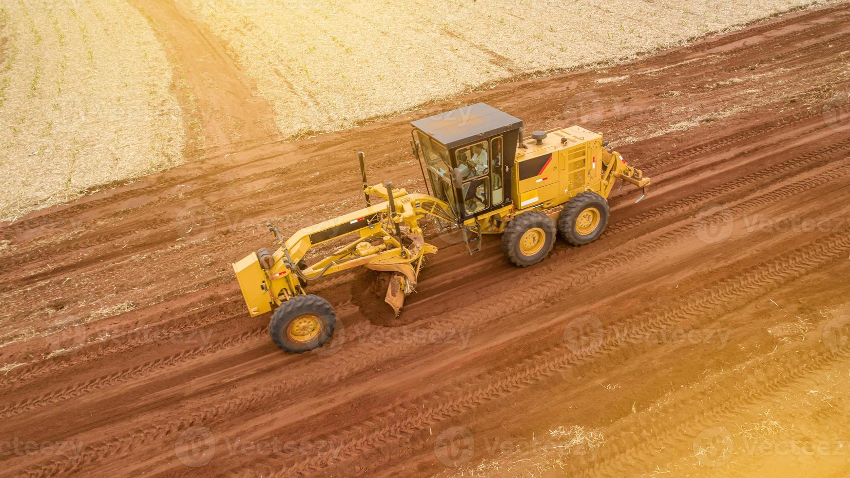 trator e arando o terreno para uma futura plantação. trator arando e preparando o solo. foto