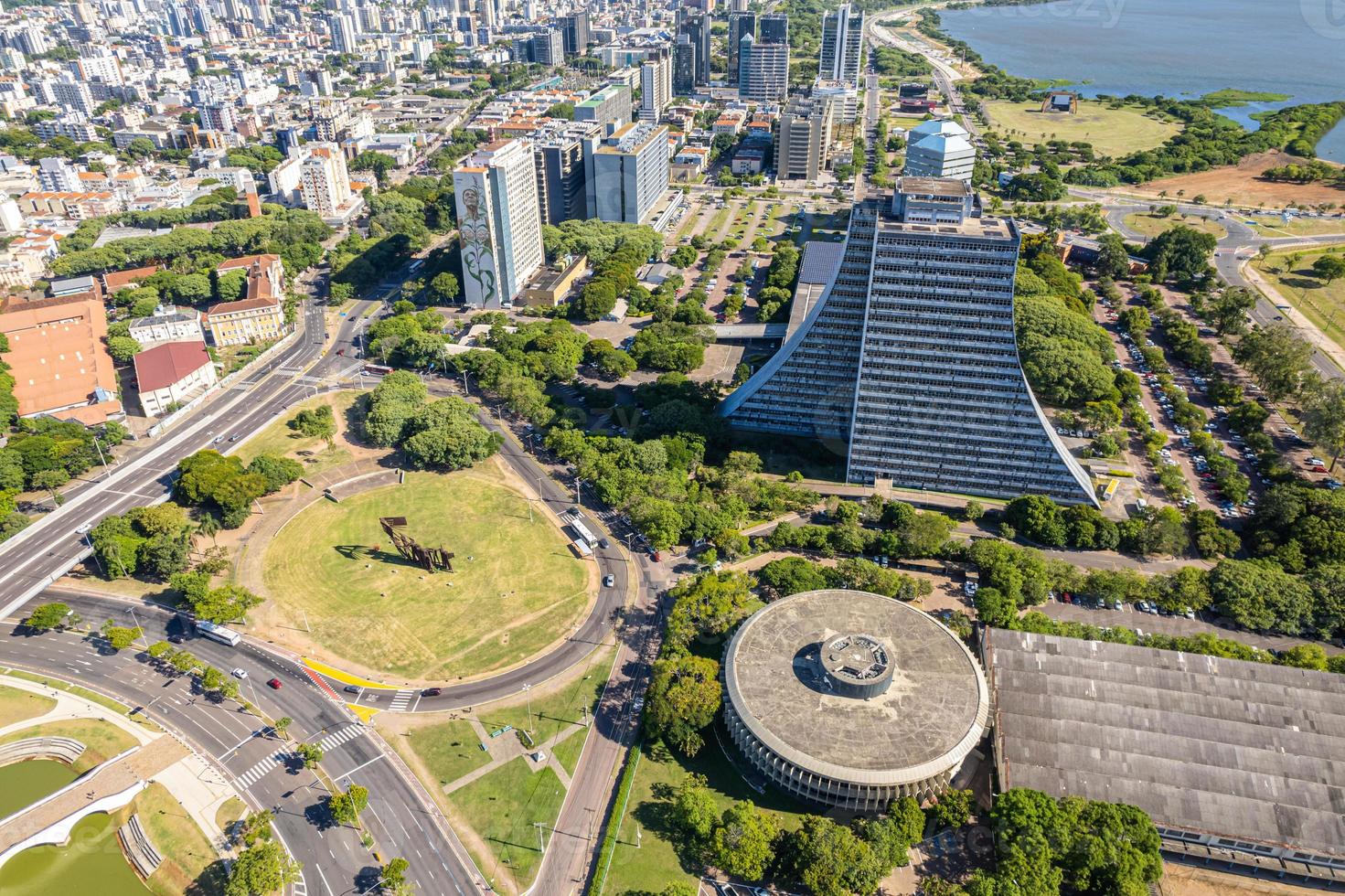 vista aérea de porto alegre, rs, brasil. monumento açoriano, prédio administrativo fernando ferrari foto