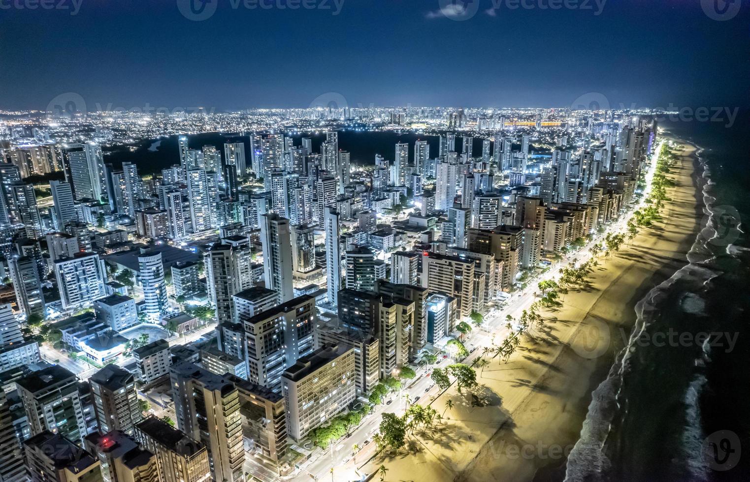 vista aérea da praia de boa viagem em recife, capital de pernambuco, brasil à noite. foto