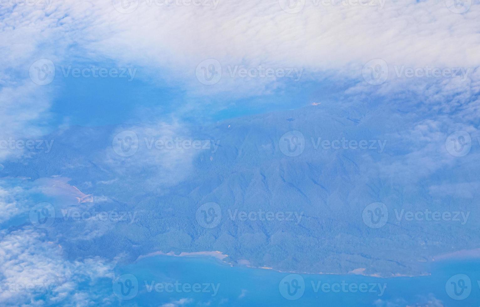 voando sobre a tailândia vista panorâmica das ilhas praias águas azul-turquesa. foto