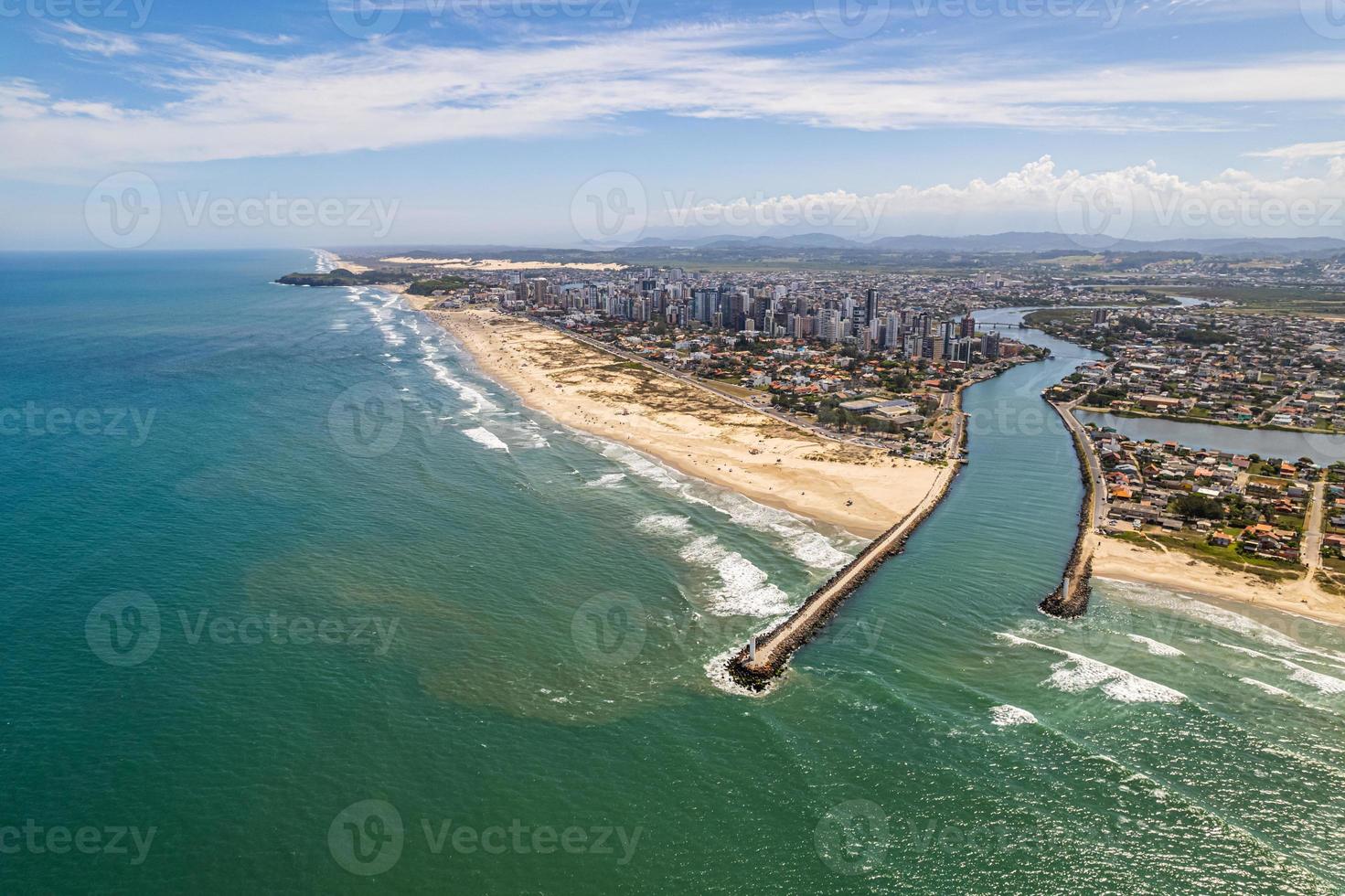 vista aérea de torres, rio grande do sul, brasil. cidade litorânea no sul do brasil. foto