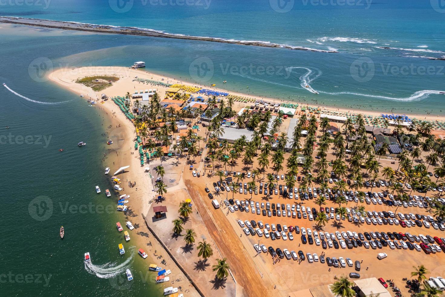 vista aérea da praia do gunga ou praia do gunga, com suas águas claras e coqueiros, maceio, alagoas. região nordeste do brasil. foto