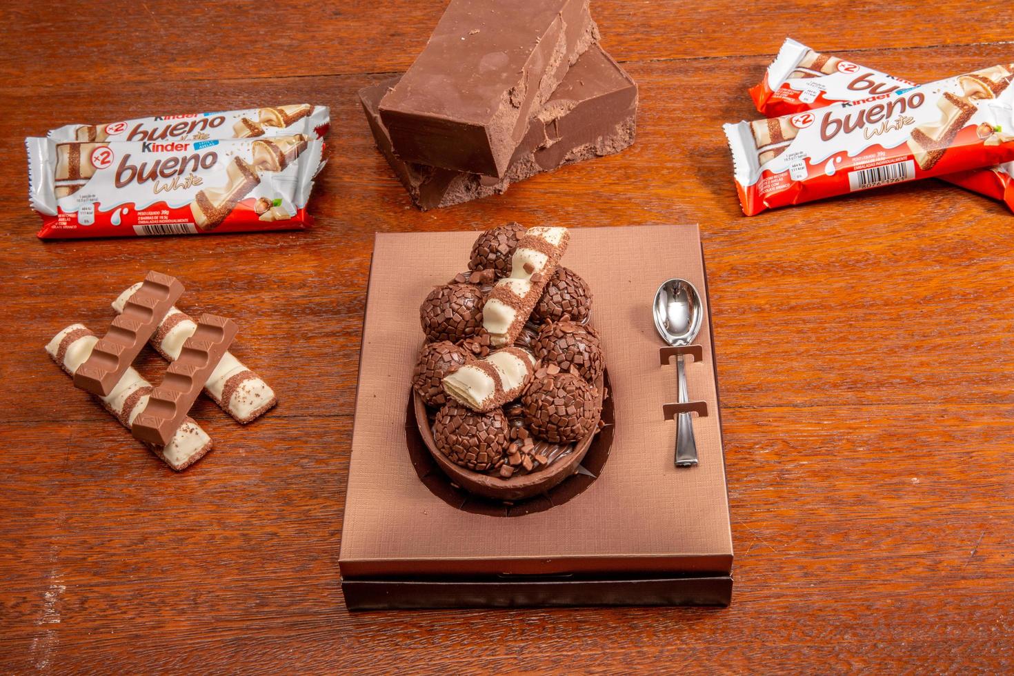 ribeirão preto, são paulo brasil 02 de abril de 2019 um ovo de páscoa caseiro com chocolate kinder e brigadeiro. foto