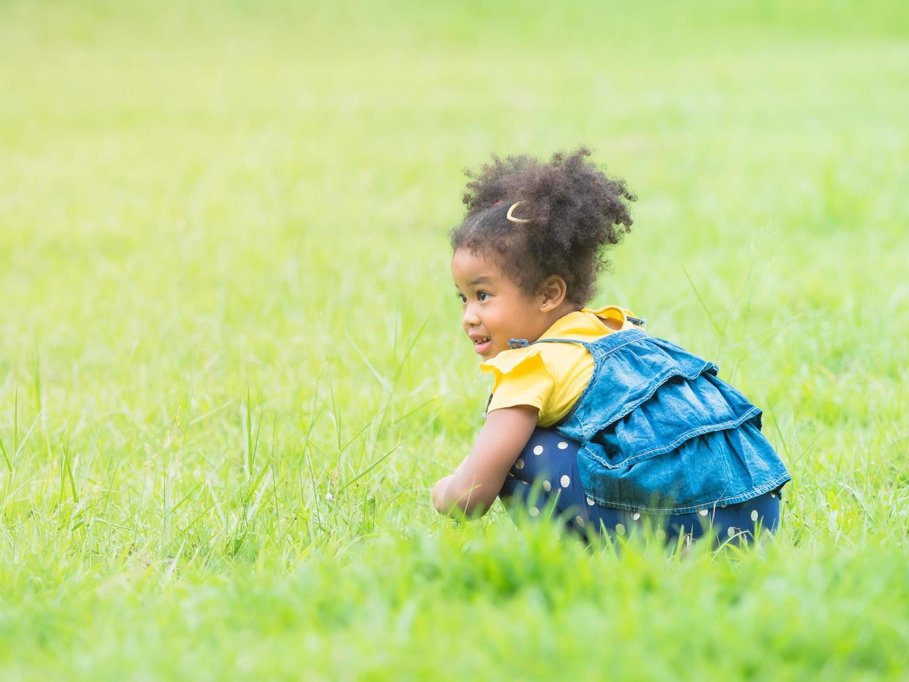 crianças pequenas brincam e aprendem fora da escola para se divertirem no parque natural foto