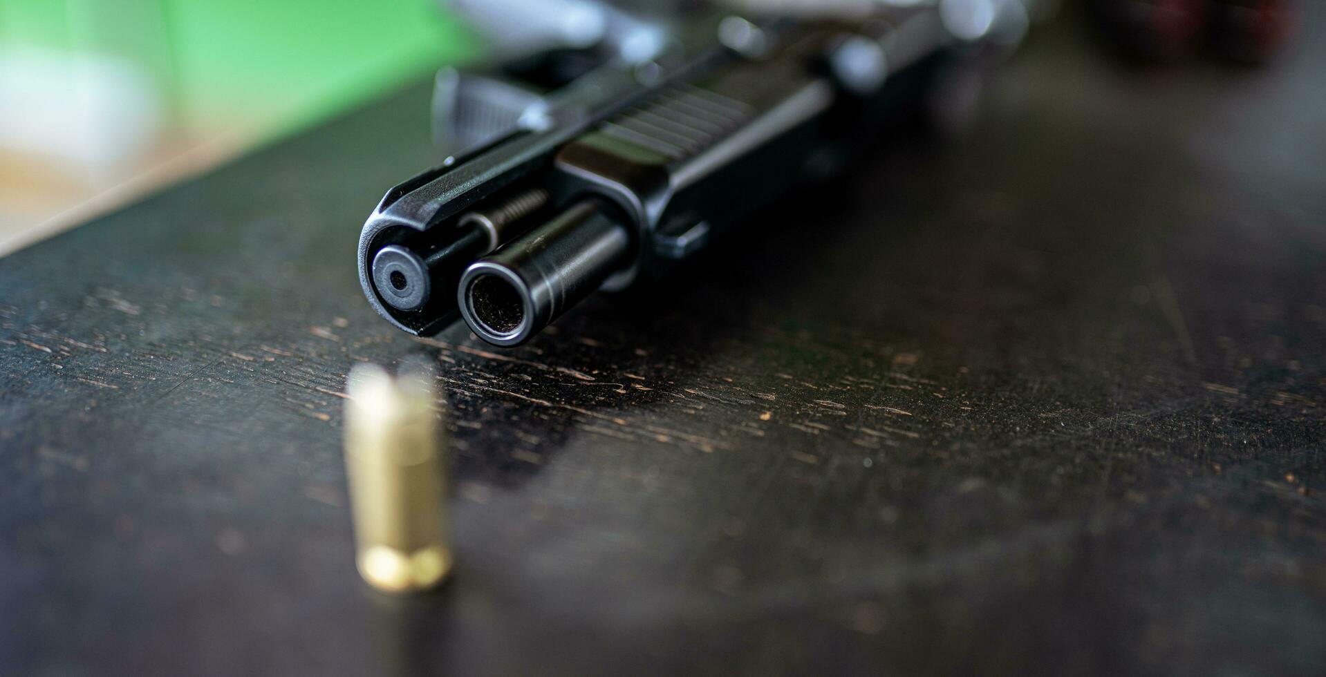 pistola de arma em fundo de madeira. foto