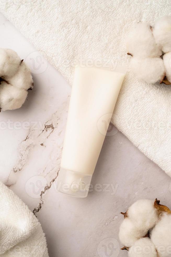 tubo branco de produto de skincare facial de maquete de vista superior com rótulo em branco no fundo de mármore foto