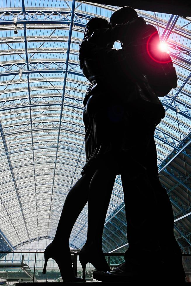 londres, reino unido, 2007. estátua em exibição na estação internacional de st pancras foto