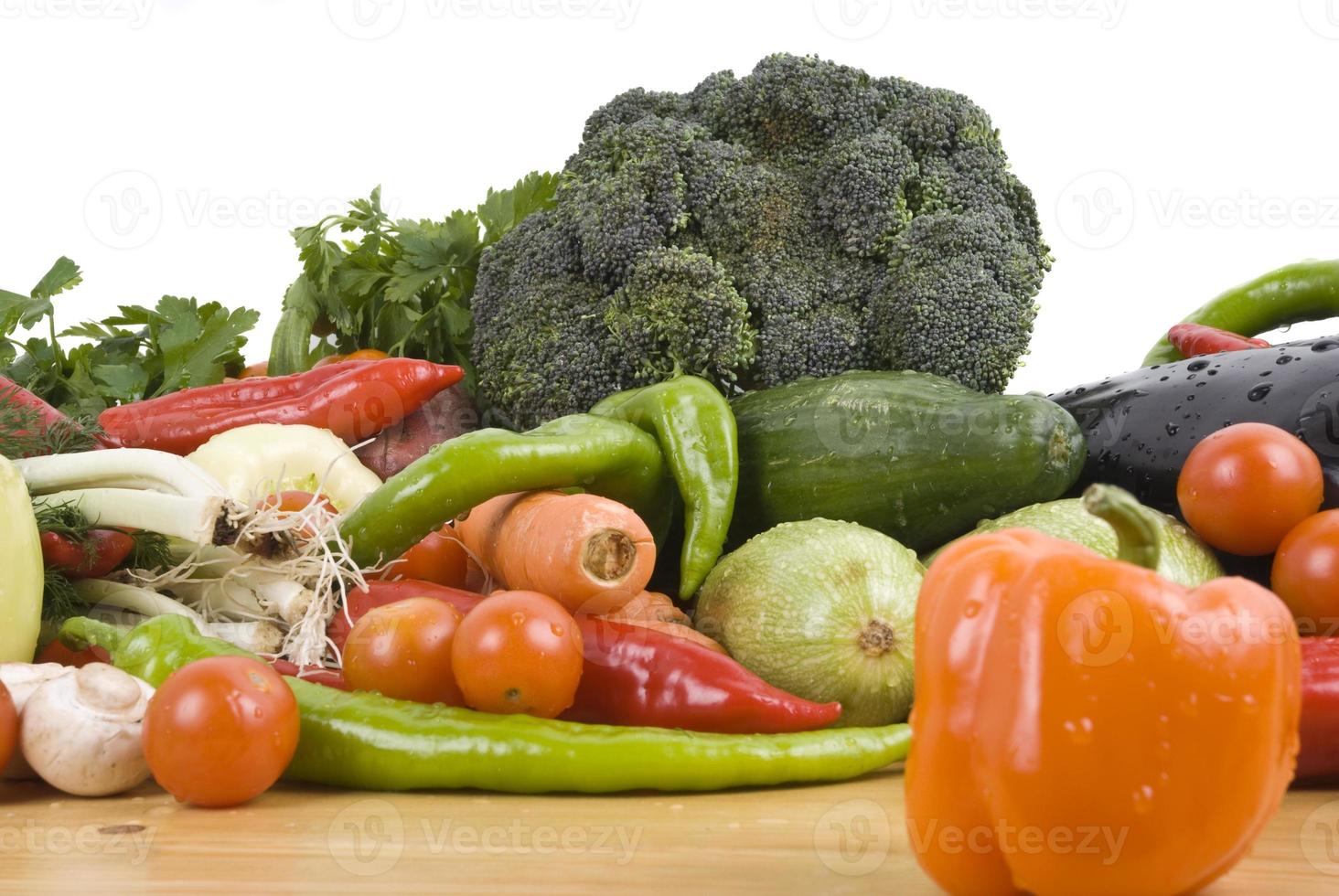 legumes em fundo branco foto