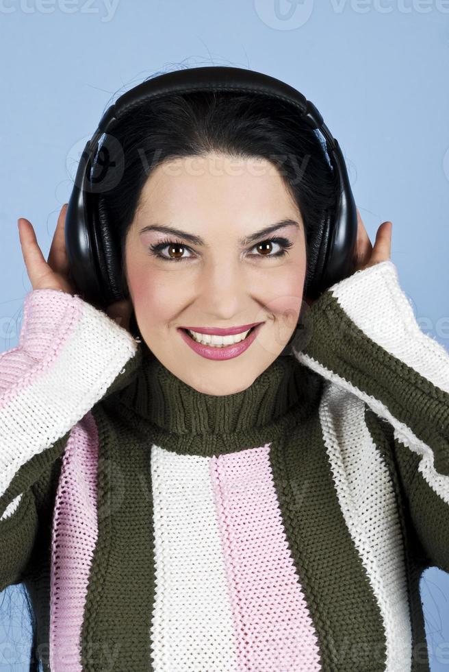 mulher feliz ouvindo música foto