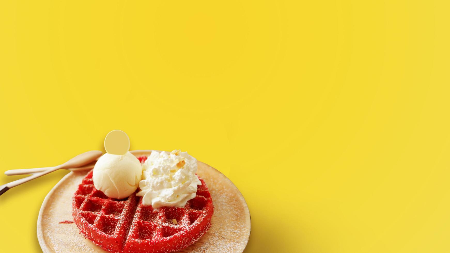 sabor de waffle de morango servido em uma bandeja de madeira em fundo amarelo. foto