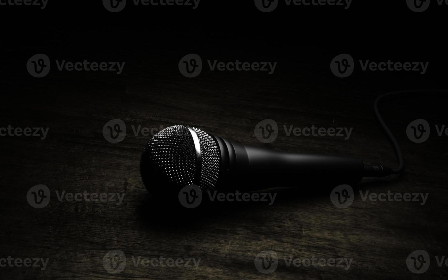 microfone em fundo de madeira. renderização 3D foto
