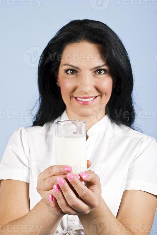 mulher segurando um copo com leite foto