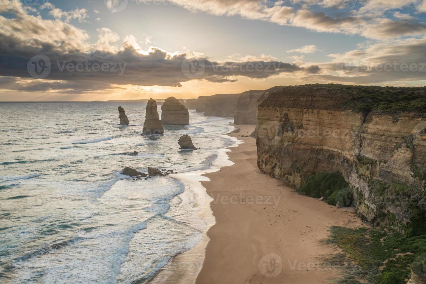 doze apóstolo uma bela formação rochosa icônica na grande estrada oceânica do estado de vitória da austrália ao pôr do sol. foto